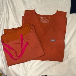 Figs Women's Scrub Set in terracotta